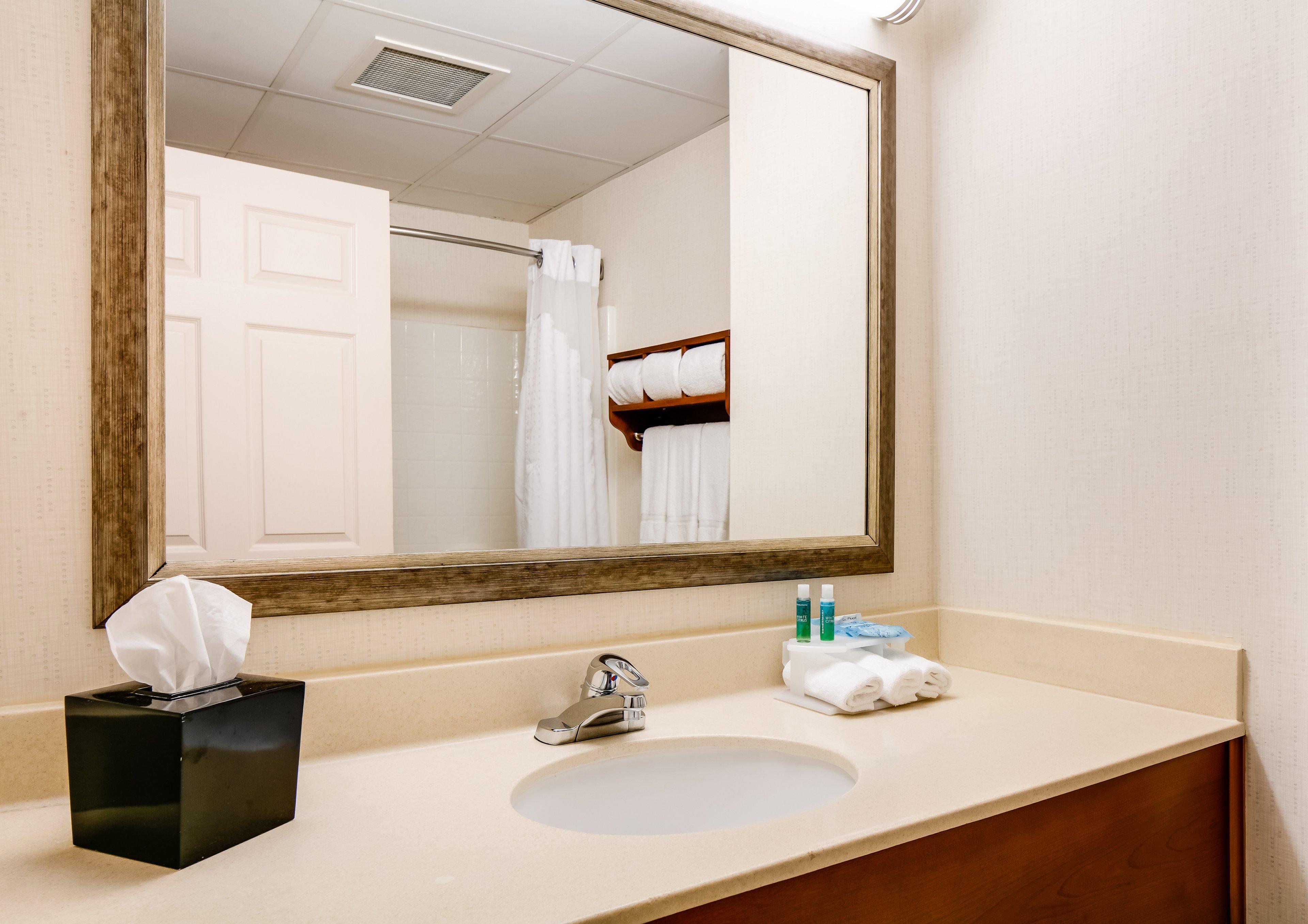 Holiday Inn Express Hotel & Suites Coralville By Ihg Exterior photo