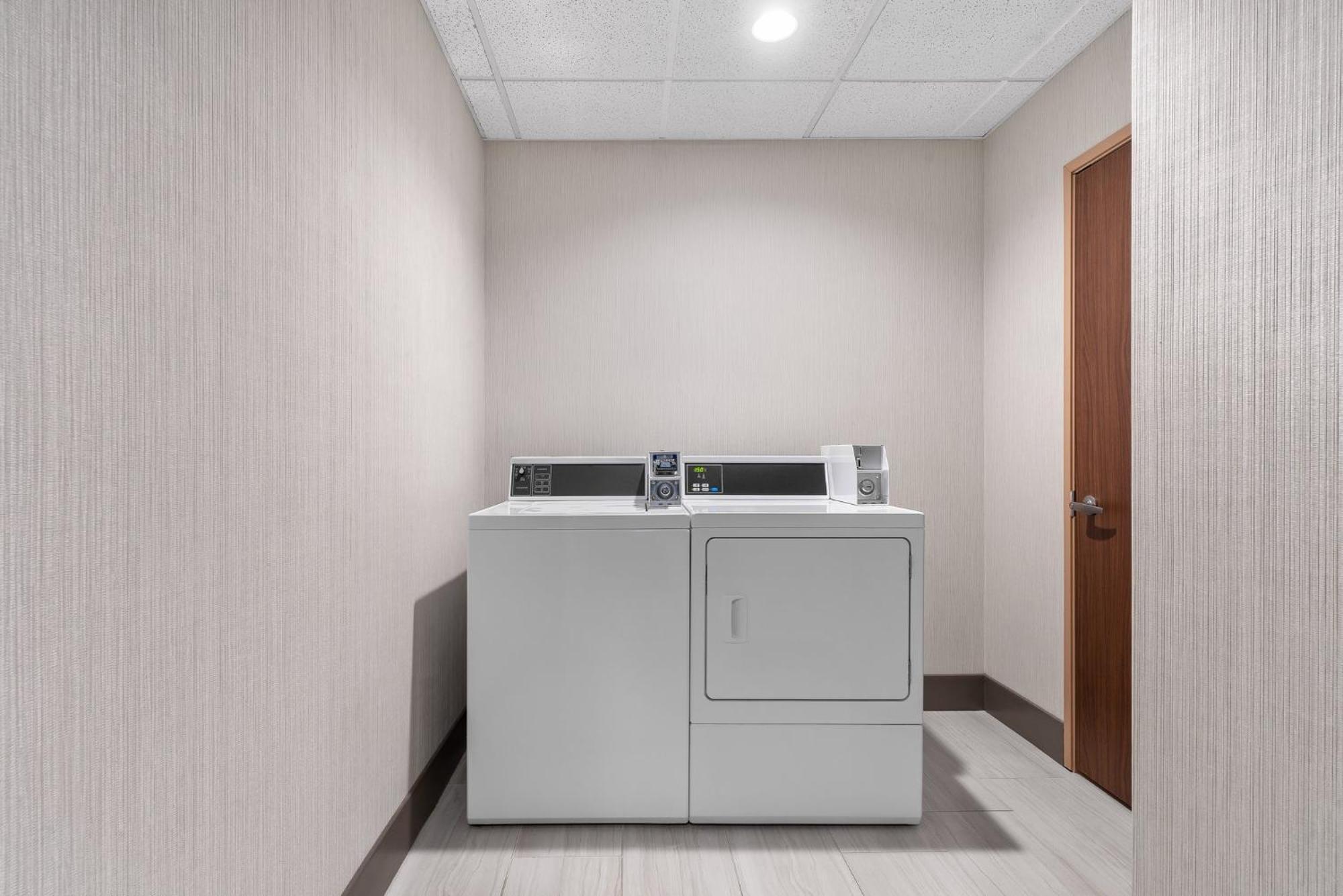 Holiday Inn Express Hotel & Suites Coralville By Ihg Exterior photo