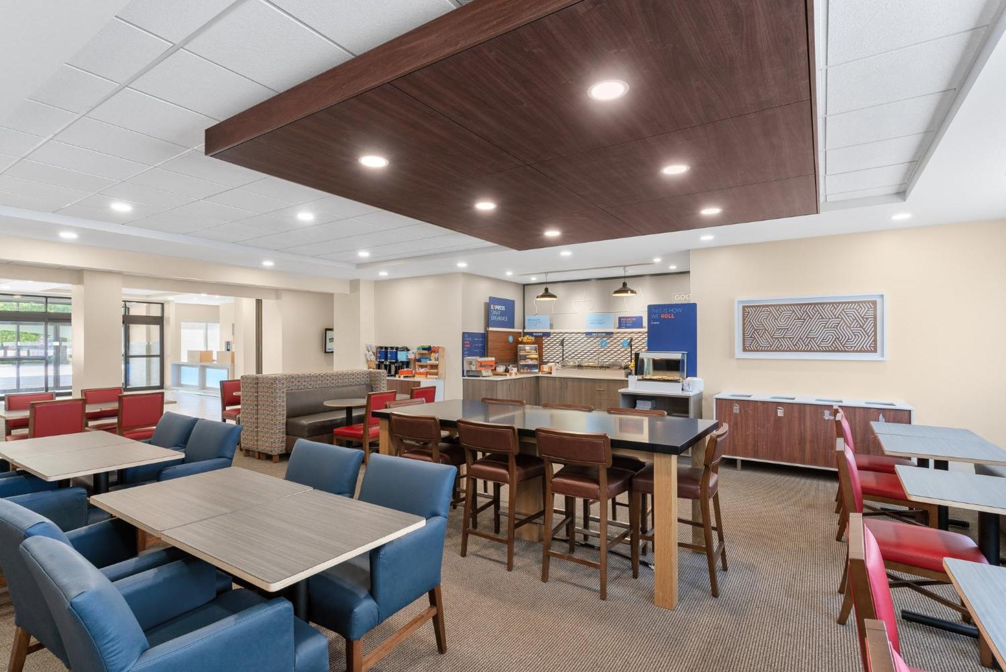 Holiday Inn Express Hotel & Suites Coralville By Ihg Exterior photo