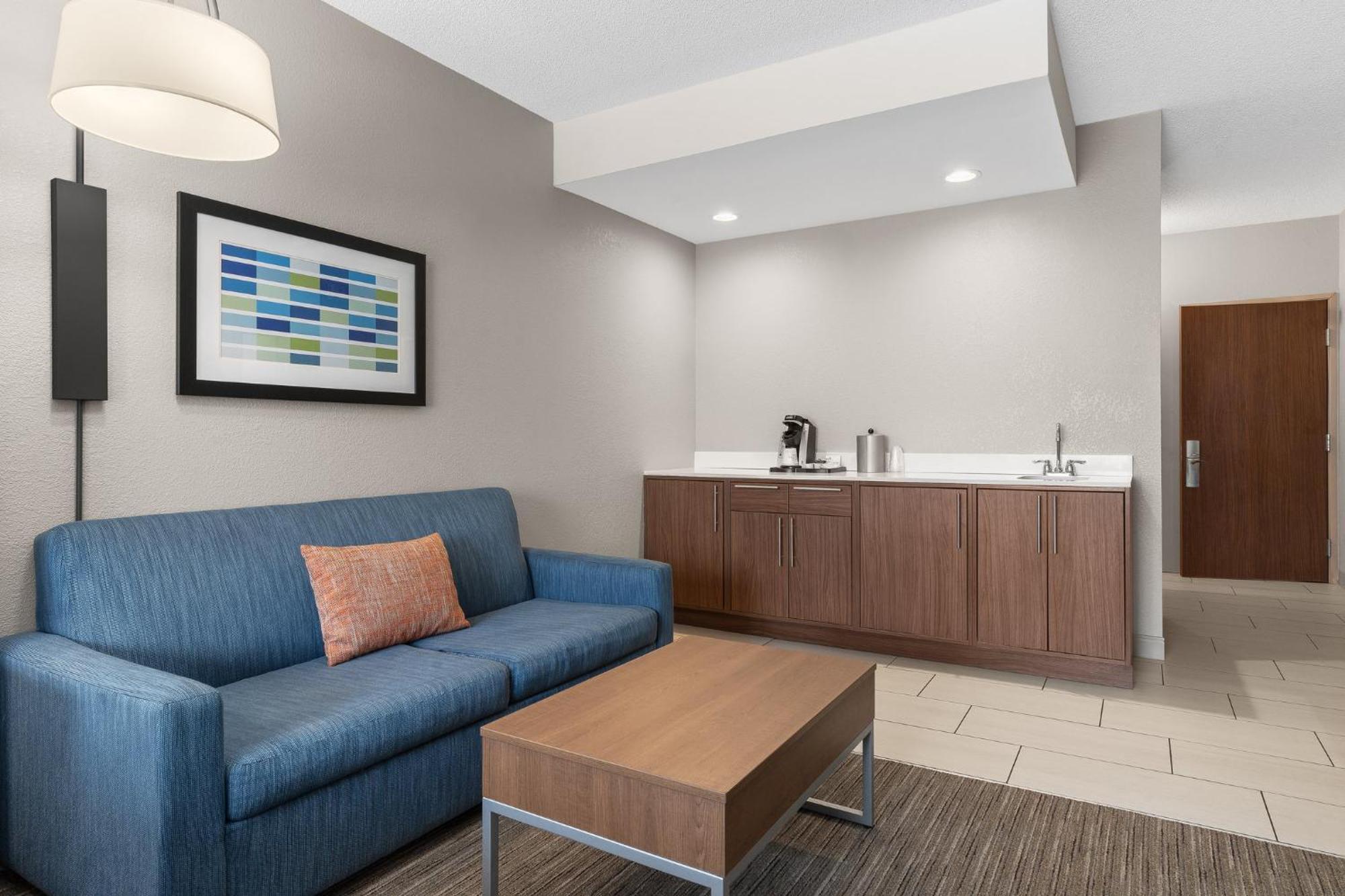 Holiday Inn Express Hotel & Suites Coralville By Ihg Exterior photo
