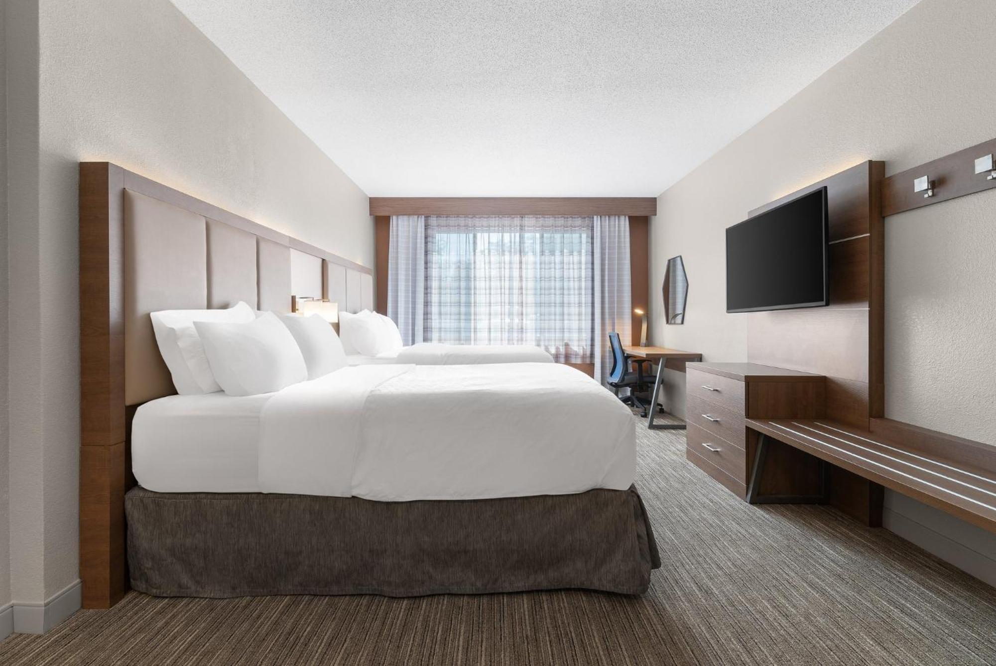 Holiday Inn Express Hotel & Suites Coralville By Ihg Exterior photo