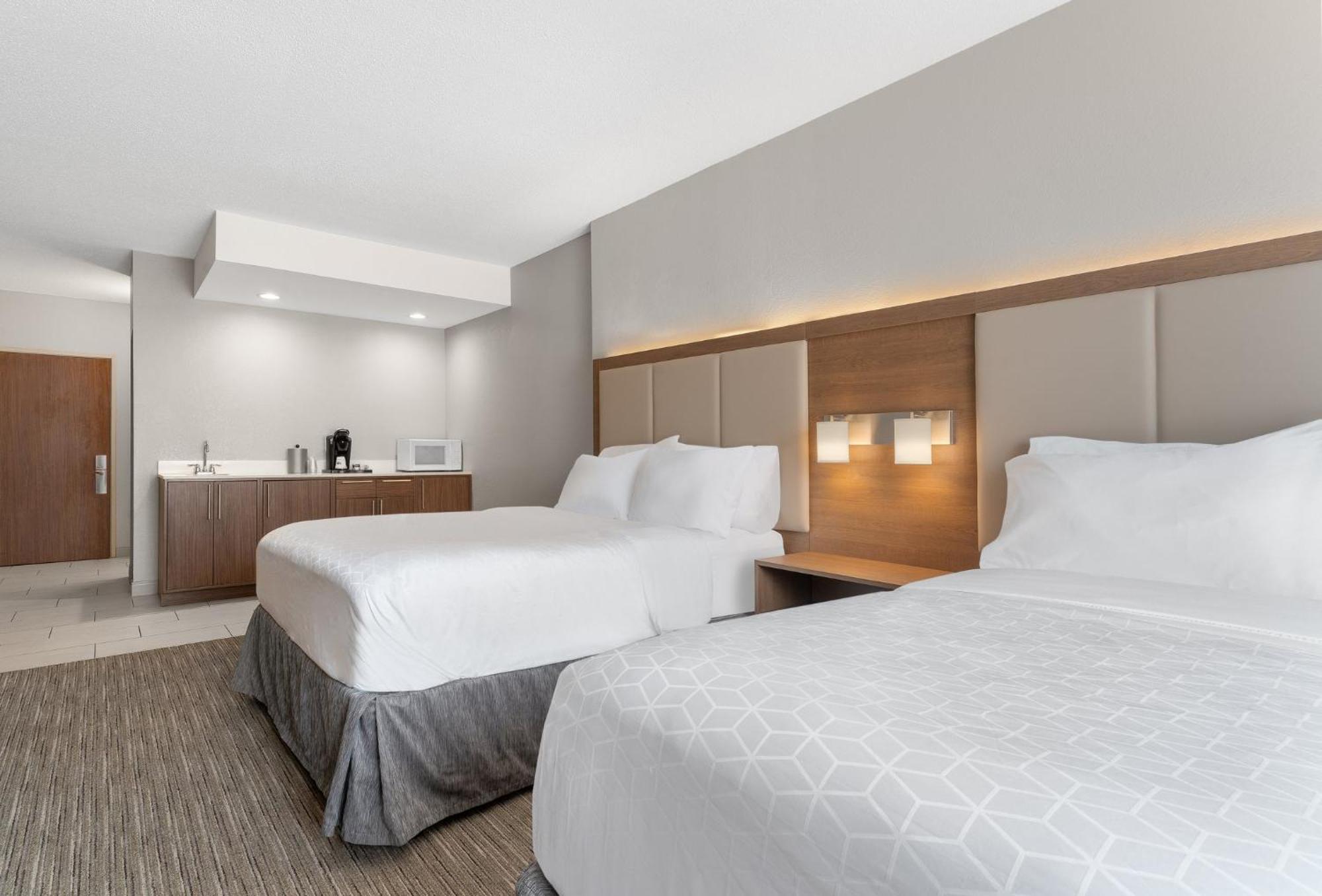 Holiday Inn Express Hotel & Suites Coralville By Ihg Exterior photo