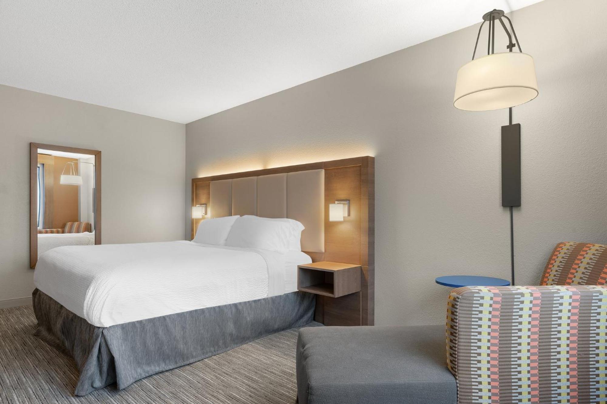 Holiday Inn Express Hotel & Suites Coralville By Ihg Exterior photo