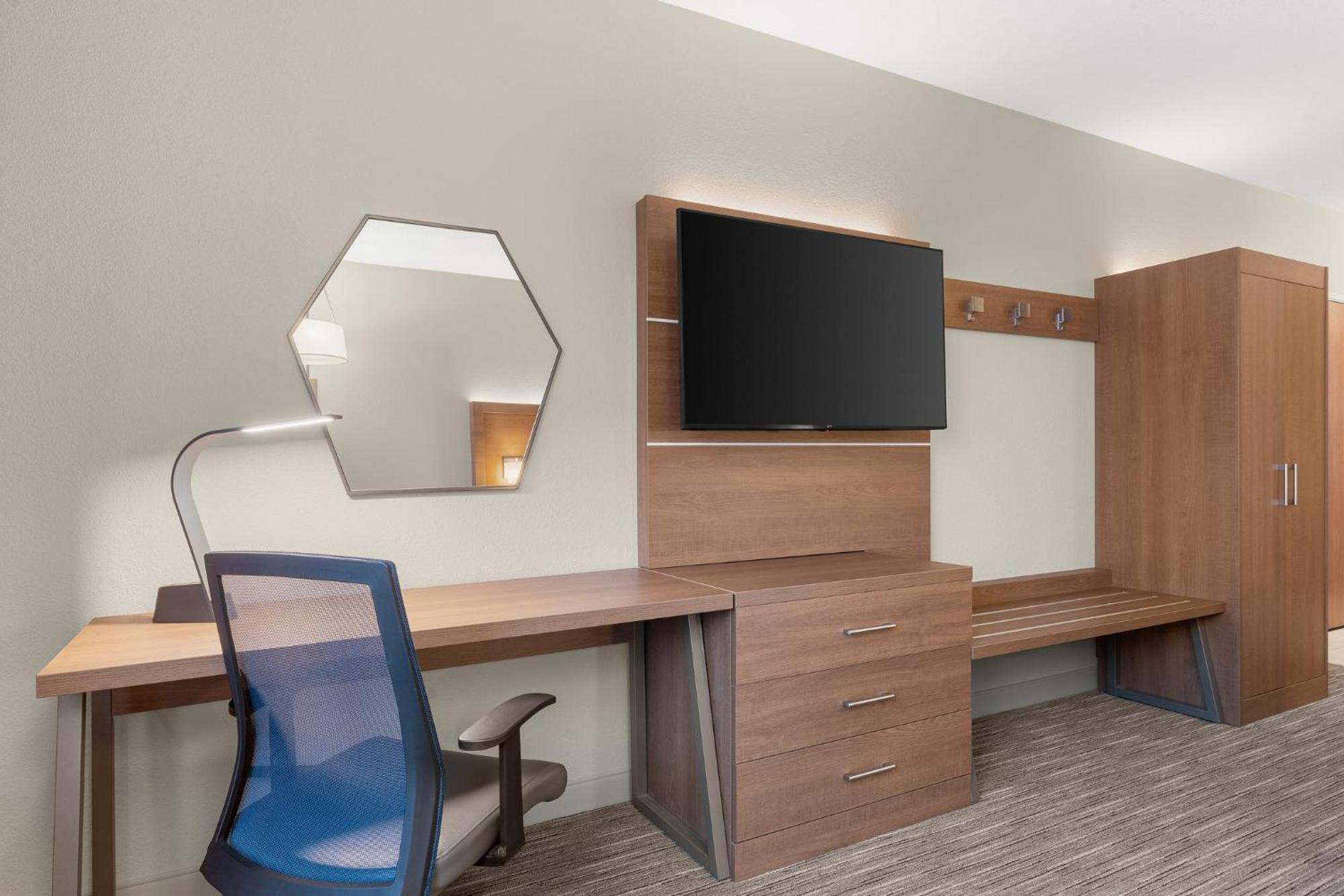 Holiday Inn Express Hotel & Suites Coralville By Ihg Exterior photo