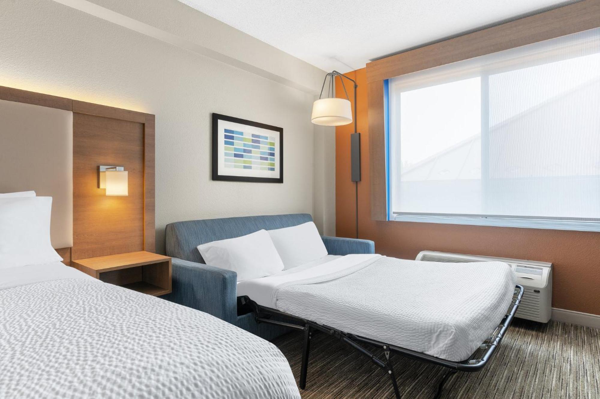 Holiday Inn Express Hotel & Suites Coralville By Ihg Exterior photo