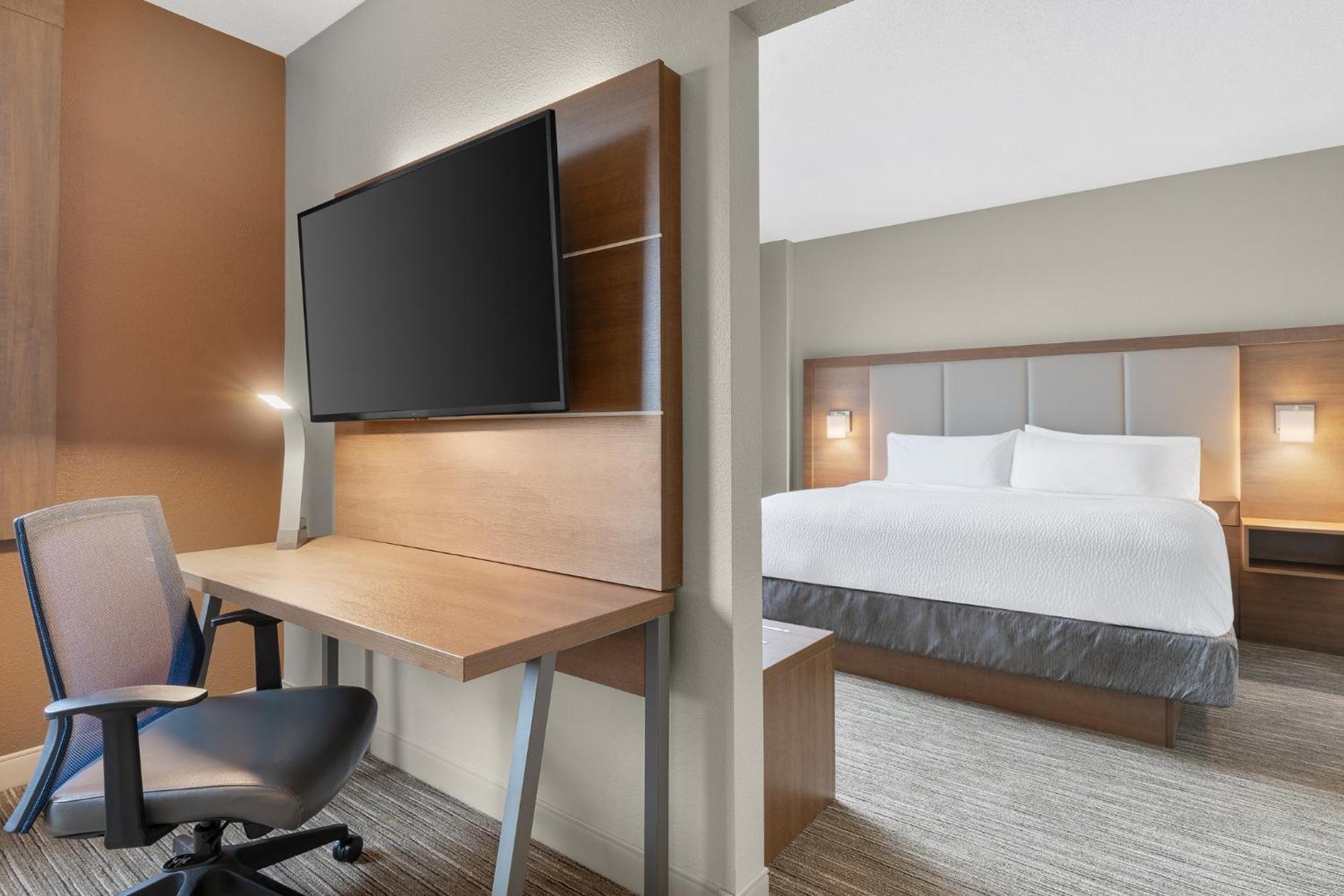 Holiday Inn Express Hotel & Suites Coralville By Ihg Exterior photo