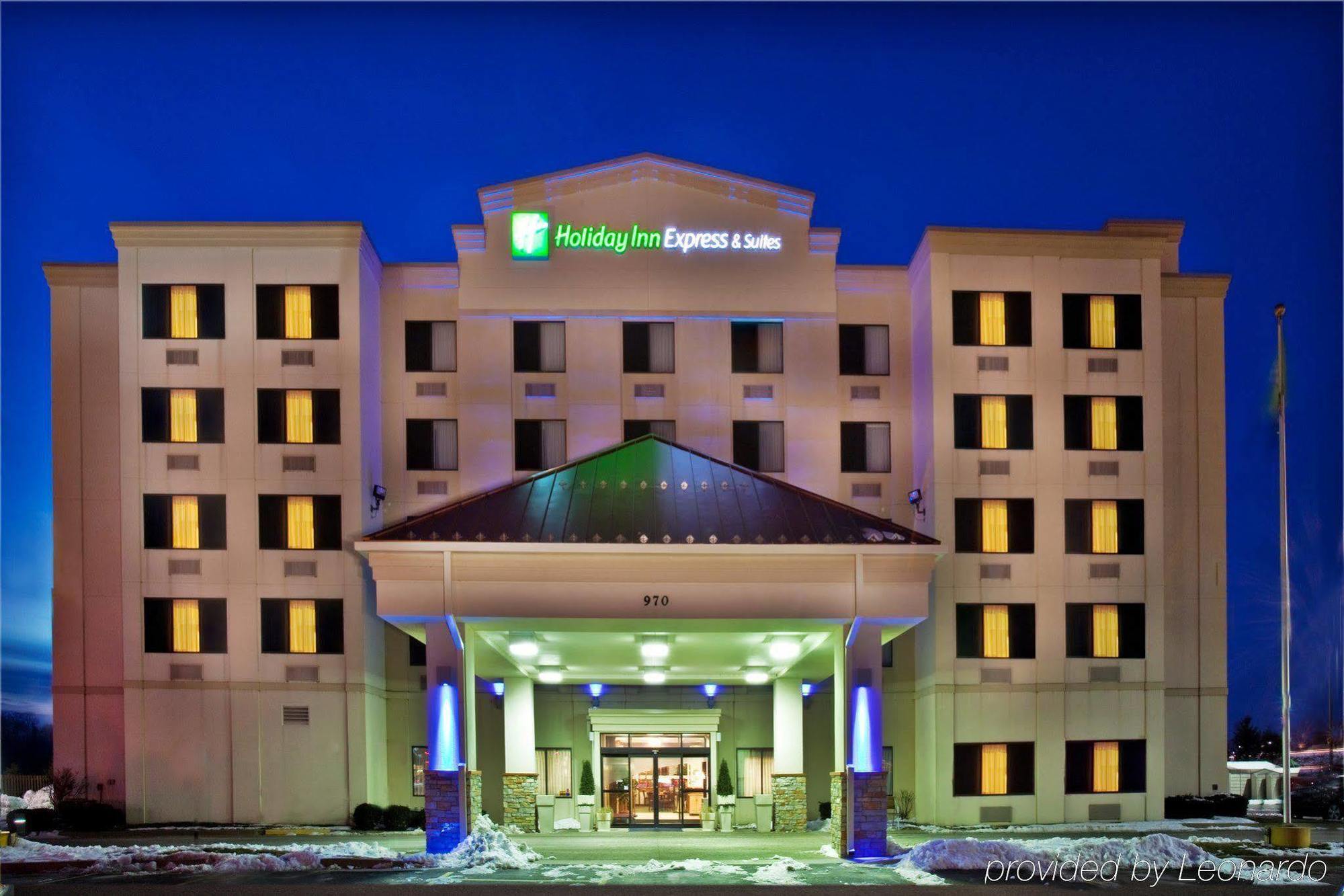 Holiday Inn Express Hotel & Suites Coralville By Ihg Exterior photo