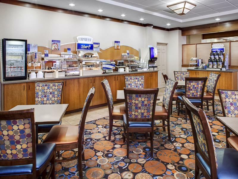 Holiday Inn Express Hotel & Suites Coralville By Ihg Exterior photo